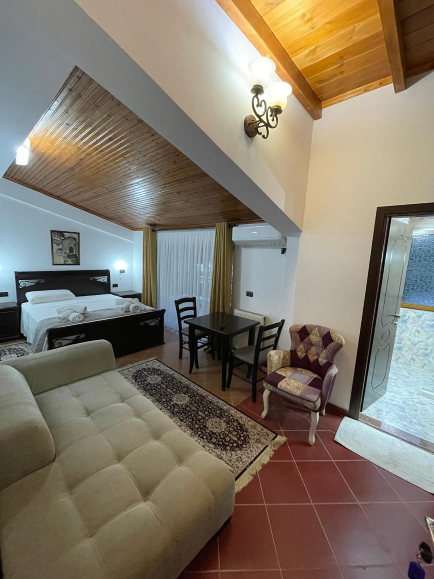 Vila At Berat Exteriör bild
